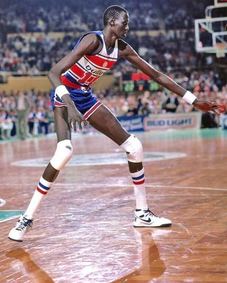 Manute Bol, sudanés de 2,31 metros, el jugador más alto en la historia de la NBA.