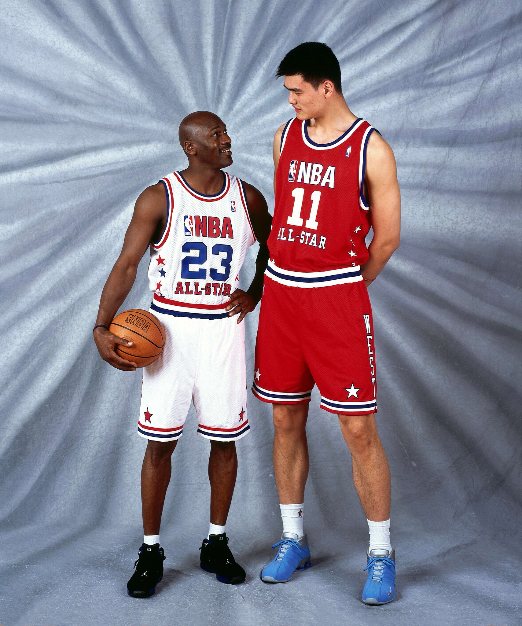 Yao Ming, jugador chino de 2,29 metros, uno de los jugadores más altos en la historia de la NBA.