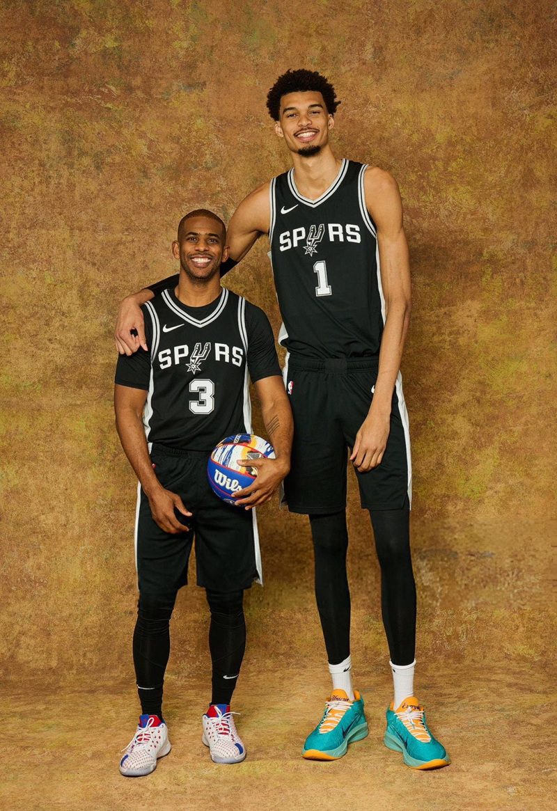 Chris Paul, uno de los jugadores más bajos de la NBA en la temporada 2024-2025. A su lado, Victor Wembanyama, jugador más alto de la NBA en la actualidad.