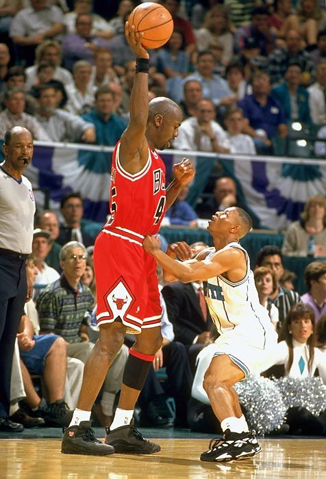 Muggsy Bogues, jugador más bajo de la historia de la NBA, defendiendo a Michael Jordan.