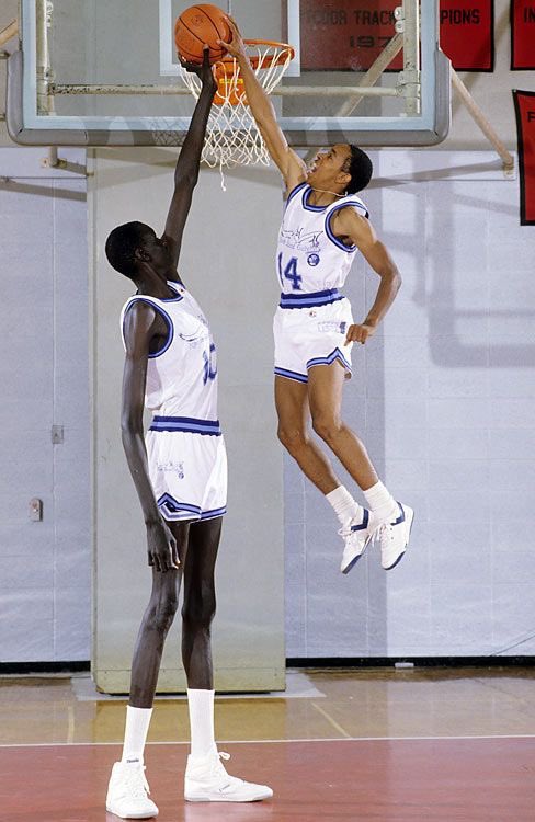 Spud Webb, uno de los jugadores más bajos en la historia de la NBA, con Manute Bol, el más alto en la historia de la NBA.