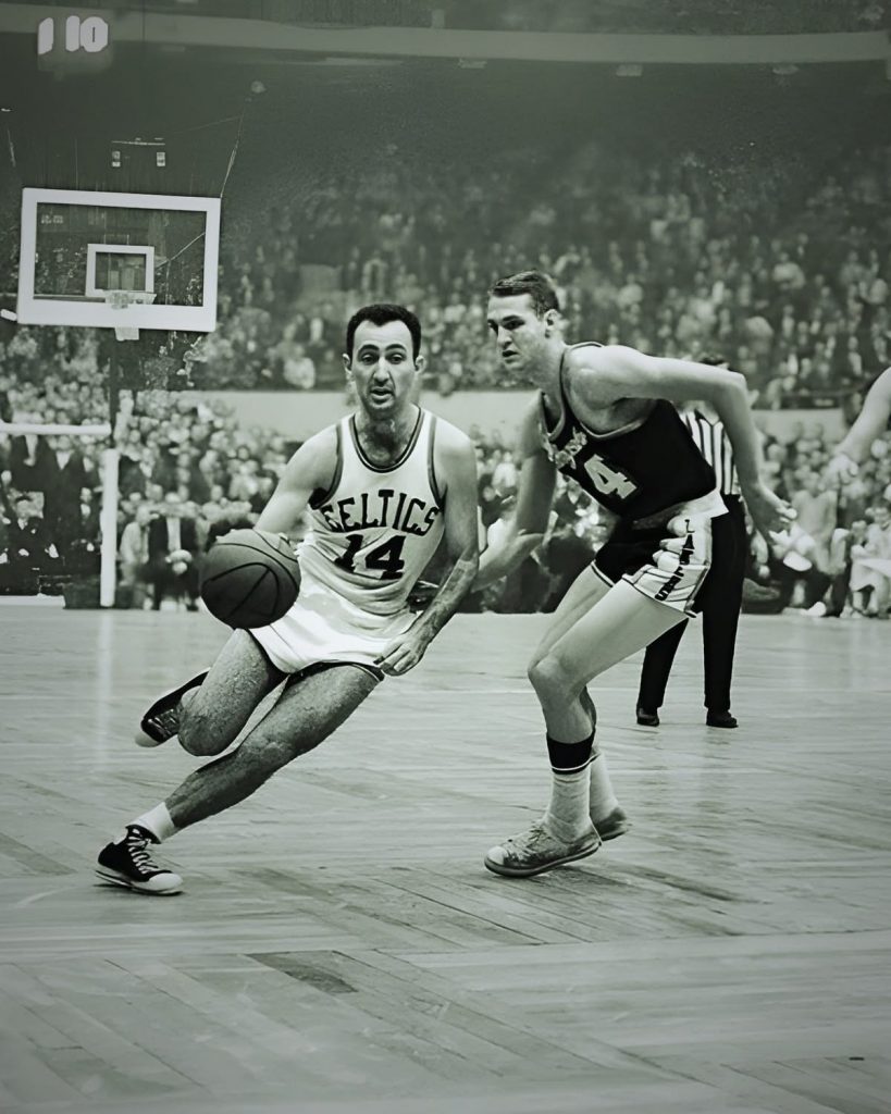 Bob Cousy, jugador de Boston Celtics, uno de los jugadores más veteranos en la historia de la NBA.