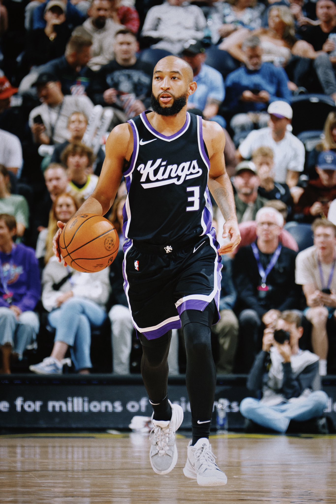 Jordan McLauglin, de Sacramento Kings, uno de los jugadores más bajos de la NBA 2024-2025.