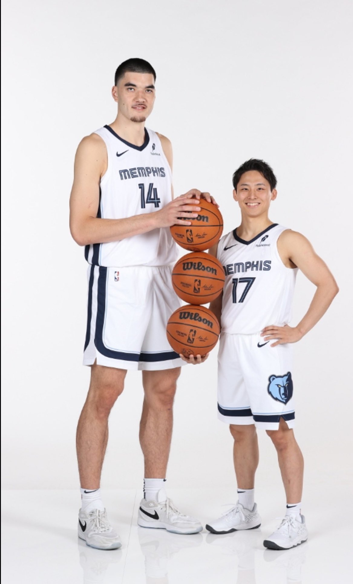 Zach Edey, el jugador más alto de la NBA temporada 2024-2025, junto a su compañero Yuki Kawamura, el jugador más bajo en la actualidad.