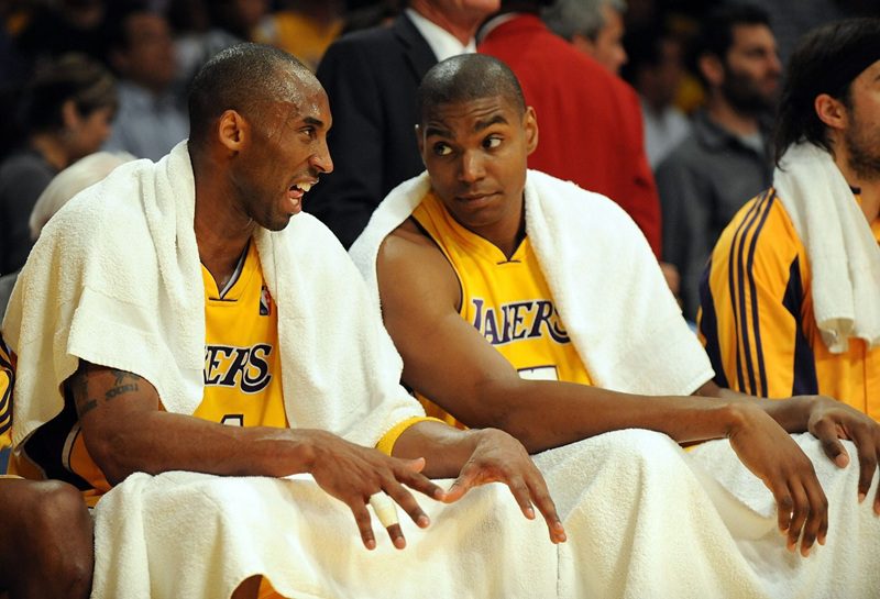 Andrew Bynum charla con Kobe Bryant. Andrew Bynum es el jugador más joven en la historia de la NBA.