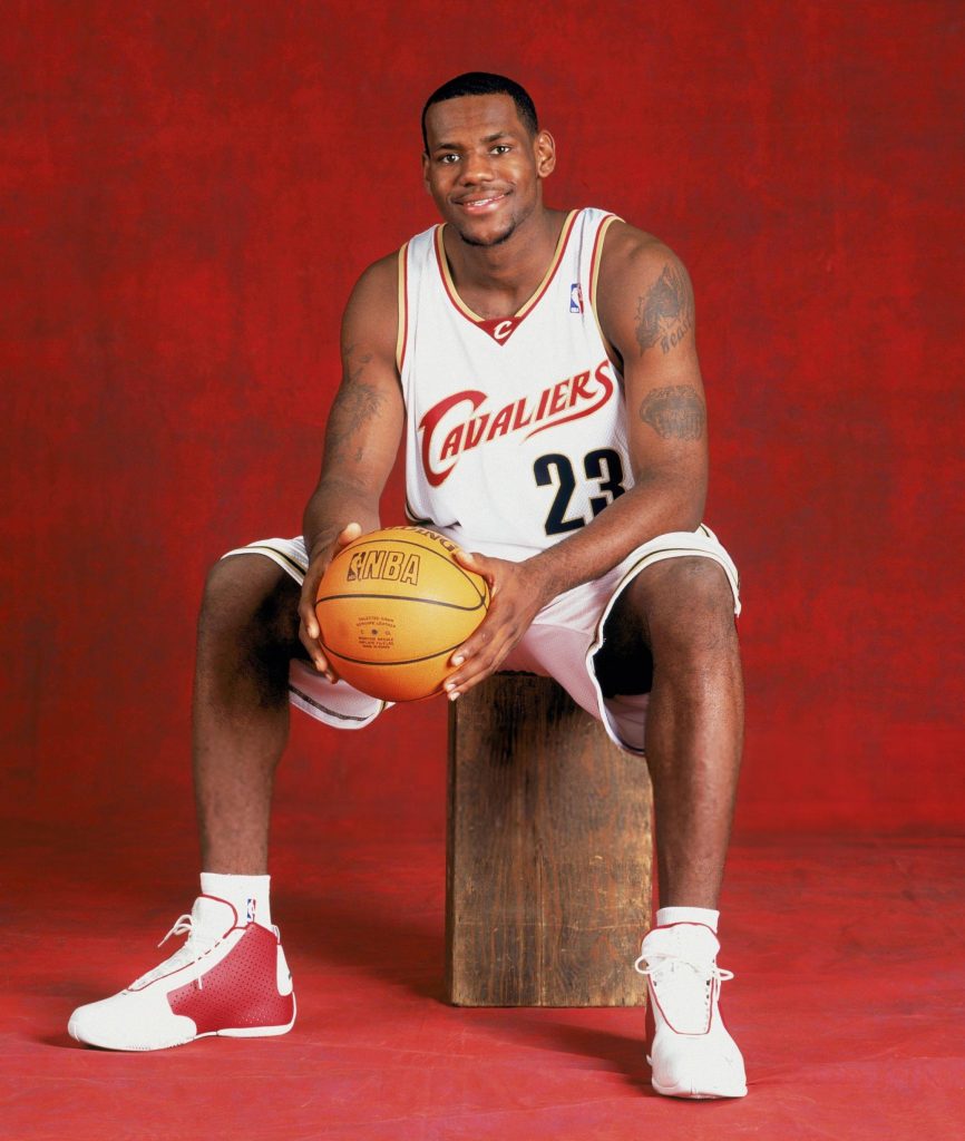 LeBron James, número 1 del draft 2003, Cleveland Cavaliers, uno de los jugadores más jóvenes en la historia de la NBA.