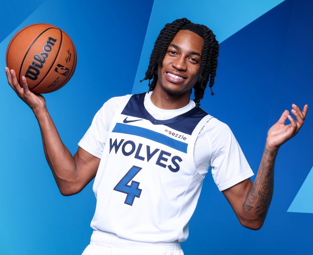 Rob Dillingham, jugador de Minnesota Timberwolves, uno de los jugadores más jóvenes de la NBA 2024-2025.