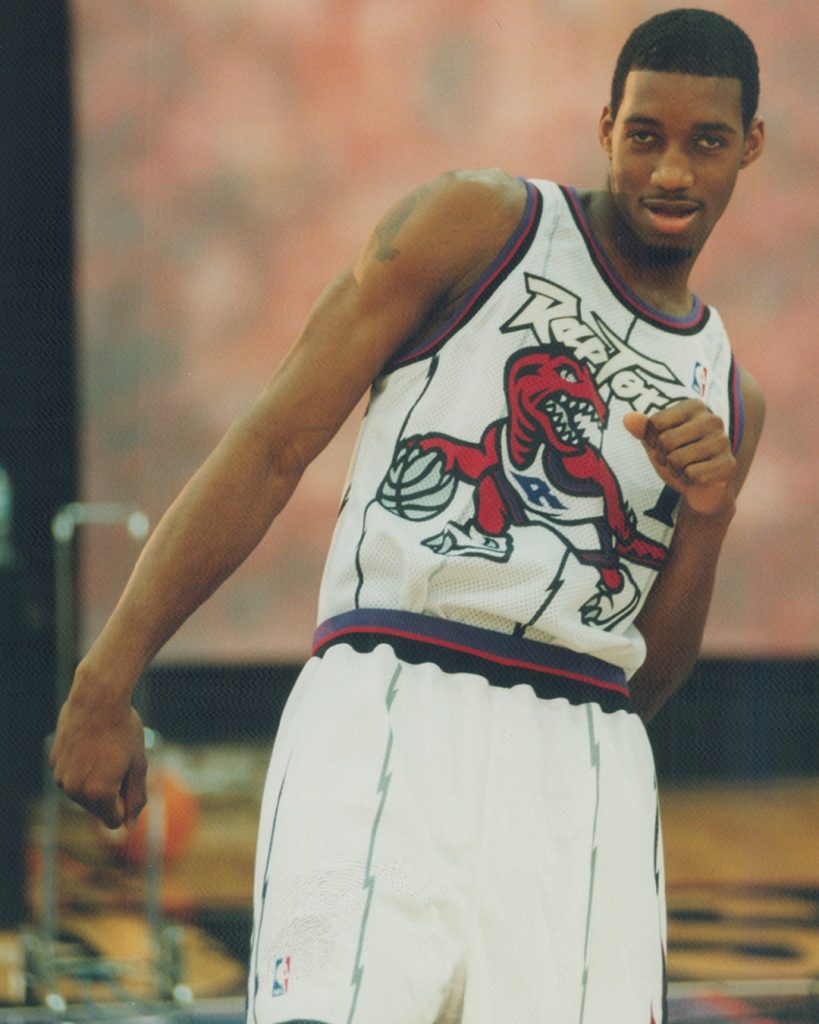 Tracy McGrady, jugador de Toronto Raptors, uno de los jugadores más jóvenes en debutar en la historia de la NBA.
