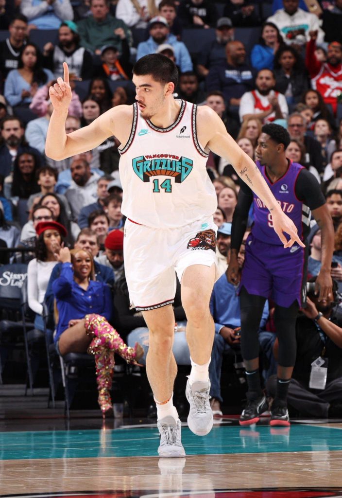 Zach Edey, 138 kilogramos, es el jugador más pesado de la NBA 2024-2025.