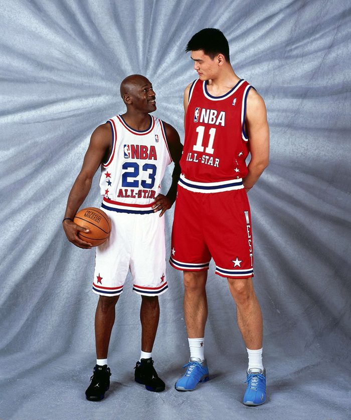 Yao Ming, jugador chino de 2,29 metros, uno de los jugadores más altos en la historia de la NBA.