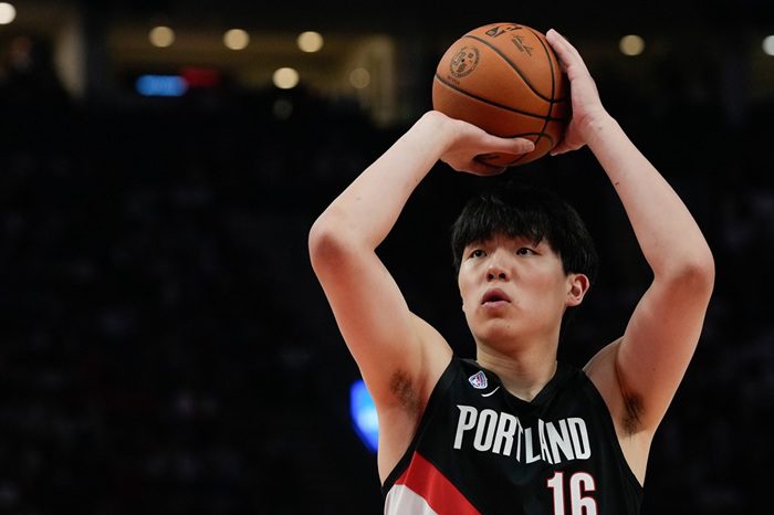 Yang Hansen, jugador chino de 122 kilogramos, uno de los jugadores más pesados de la NBA 2025-2026.