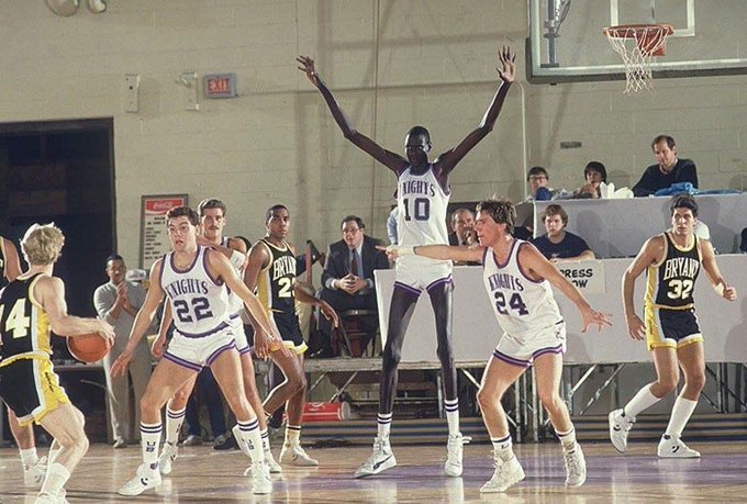 Manute Bol, el jugador con más envergadura en la historia de la NBA.