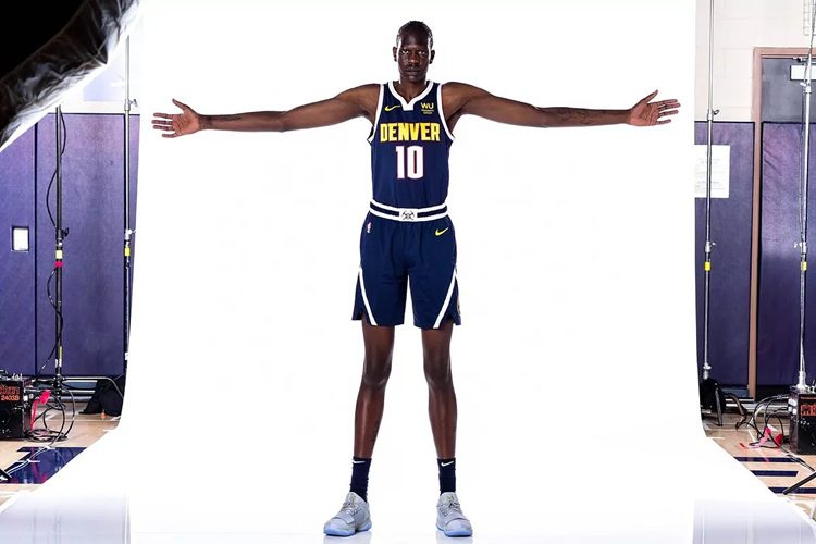 Bol Bol, hijo de Manute Bol, una de las mayores envergaduras en la historia de la NBA.