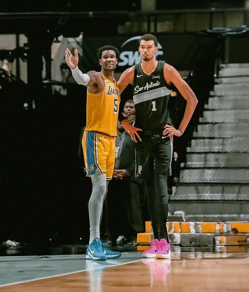 Deandre Ayton, envergadura de 229 cm, junto a Victor Wembanyama.