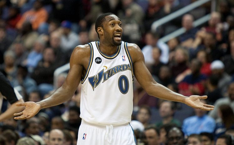 Gibert Arenas, una de las mayores sanciones en la historia de la NBA, por posesión de armas.
