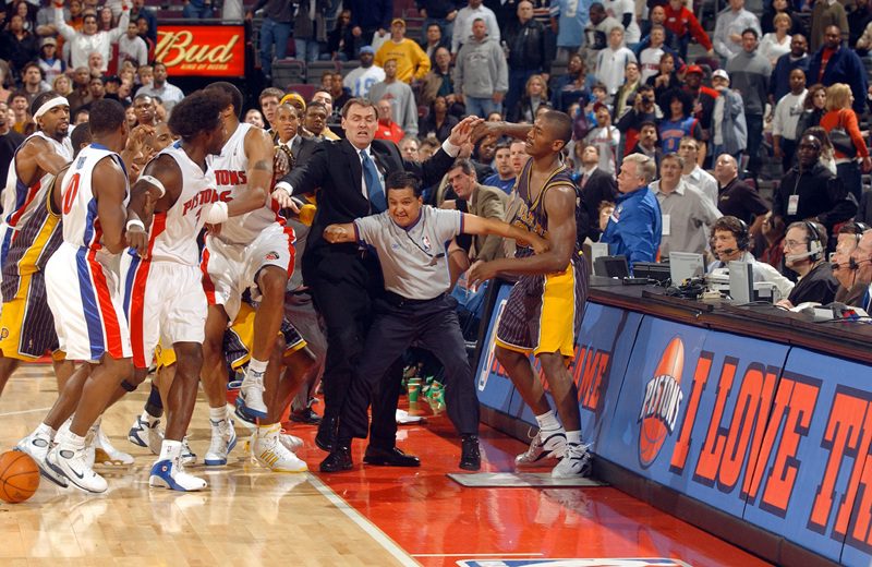 Ron Artest, involucrado en la pelea "Malice at The Palace", una de las mayores sanciones en la historia de la NBA.
