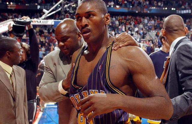 Ron Artest, una de de las mayores sanciones en la historia de la NBA, con la camiseta rota tras la pelea Malice At The Palace.