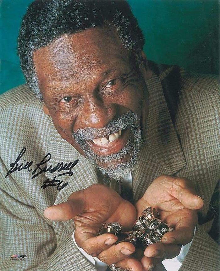 Bill Russell, el jugador con más anillos en la historia de la NBA, sostiene sus anillos entre sus manos.