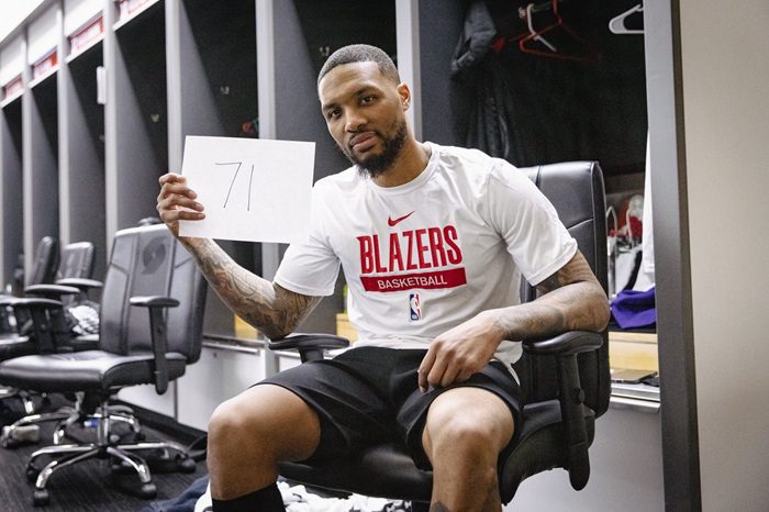 Damian Lillard, sosteniendo un folio que indica sus 71 puntos.
