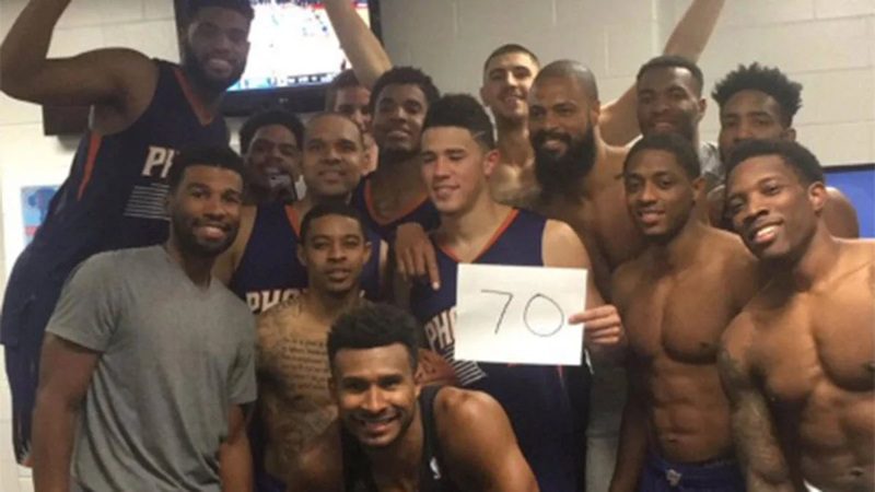 Devin Booker, sosteniendo el folio que indica 70 puntos anotados.