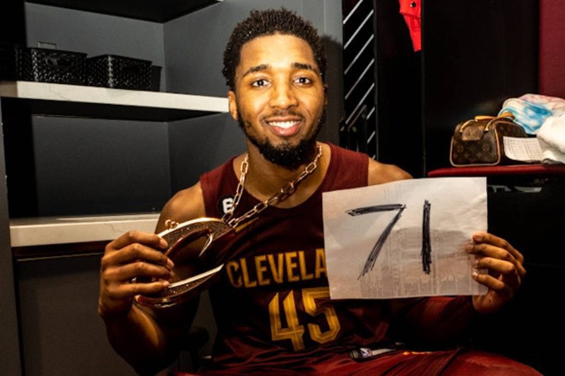 Donovan Mitchell, sosteniendo un folio con sus 71 puntos.