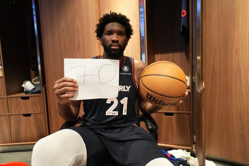 Joel Embiid, sosteniendo un folio con sus 70 puntos.