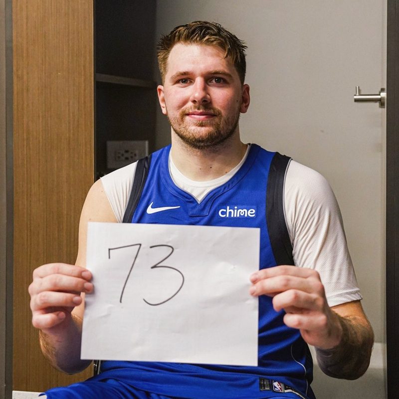Luka Doncic, sosteniendo un folio que indica sus 73 puntos.