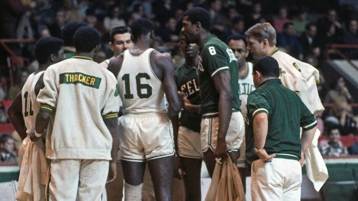 Bill Russell, entrenador de Boston Celtics, ganador de dos anillos como entrenador-jugador.
