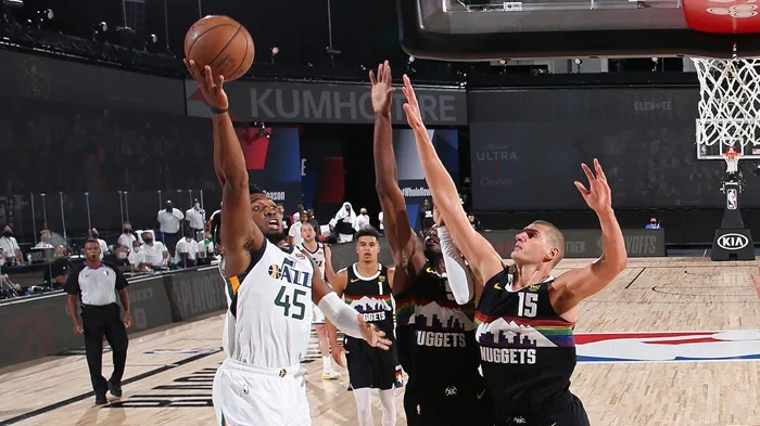 Donovan Mitchell anotó 57 puntos en Playoff y es el jugador en activo con mayor anotación.