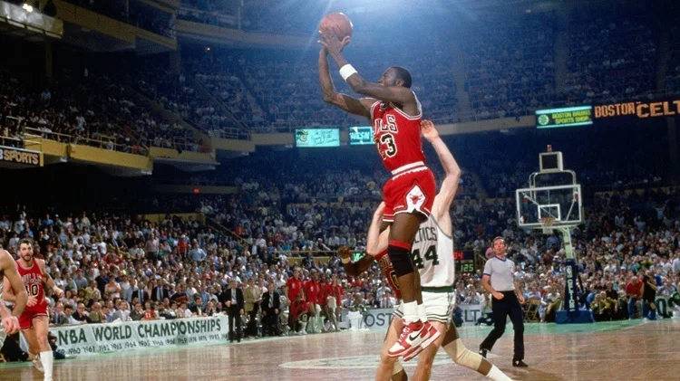 Michael Jordan, récord de puntos en un partido de playoff con 63 puntos.