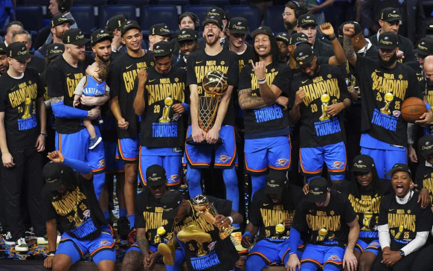 Oklahoma City Thunder celebrando su título de campeón de 2025.