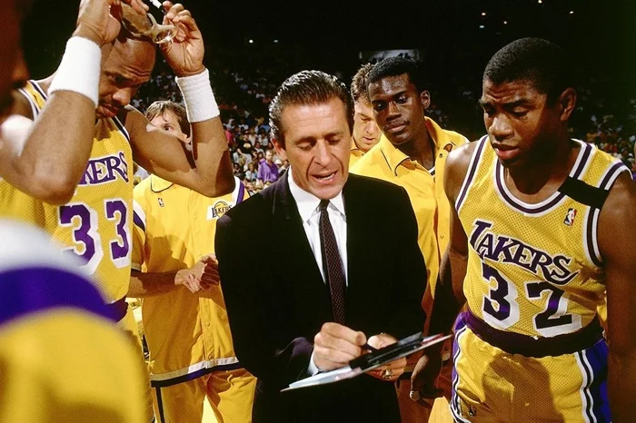 Par Riley, entrenador de Los Angeles Lakers del Showtime, campeón en cinco ocasiones, da instrucciones a sus jugadores.
