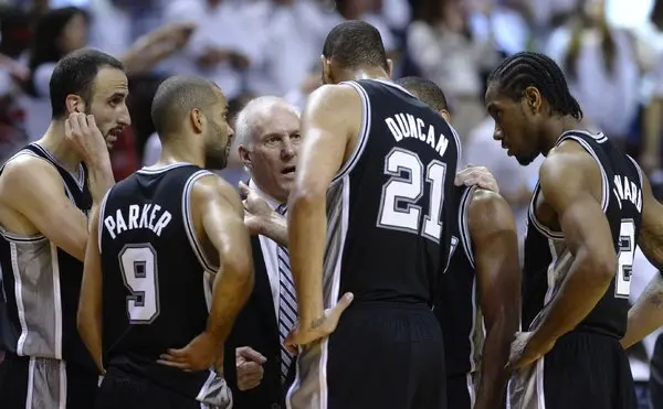 Gregg Popovich, entrenador de San Antonio Spurs, cinco anillos de campeón, da instrucciones a sus jugadores.