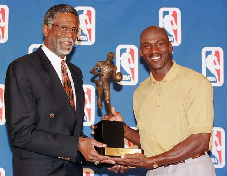 Michael Jordan y Bill Russell, ganadores de 5 MVP de la NBA.